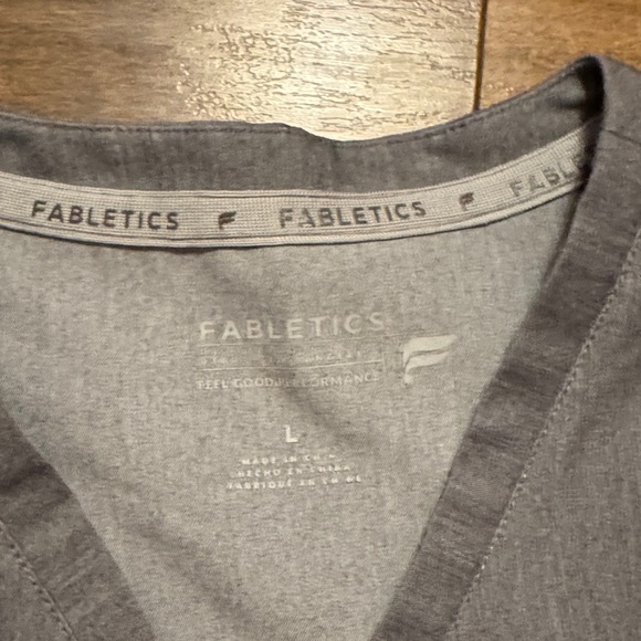 Fabletics Women’s Scrub Set. Vital 1-pocket scrub top & on-call scrub jogger. - Picture 2 of 3